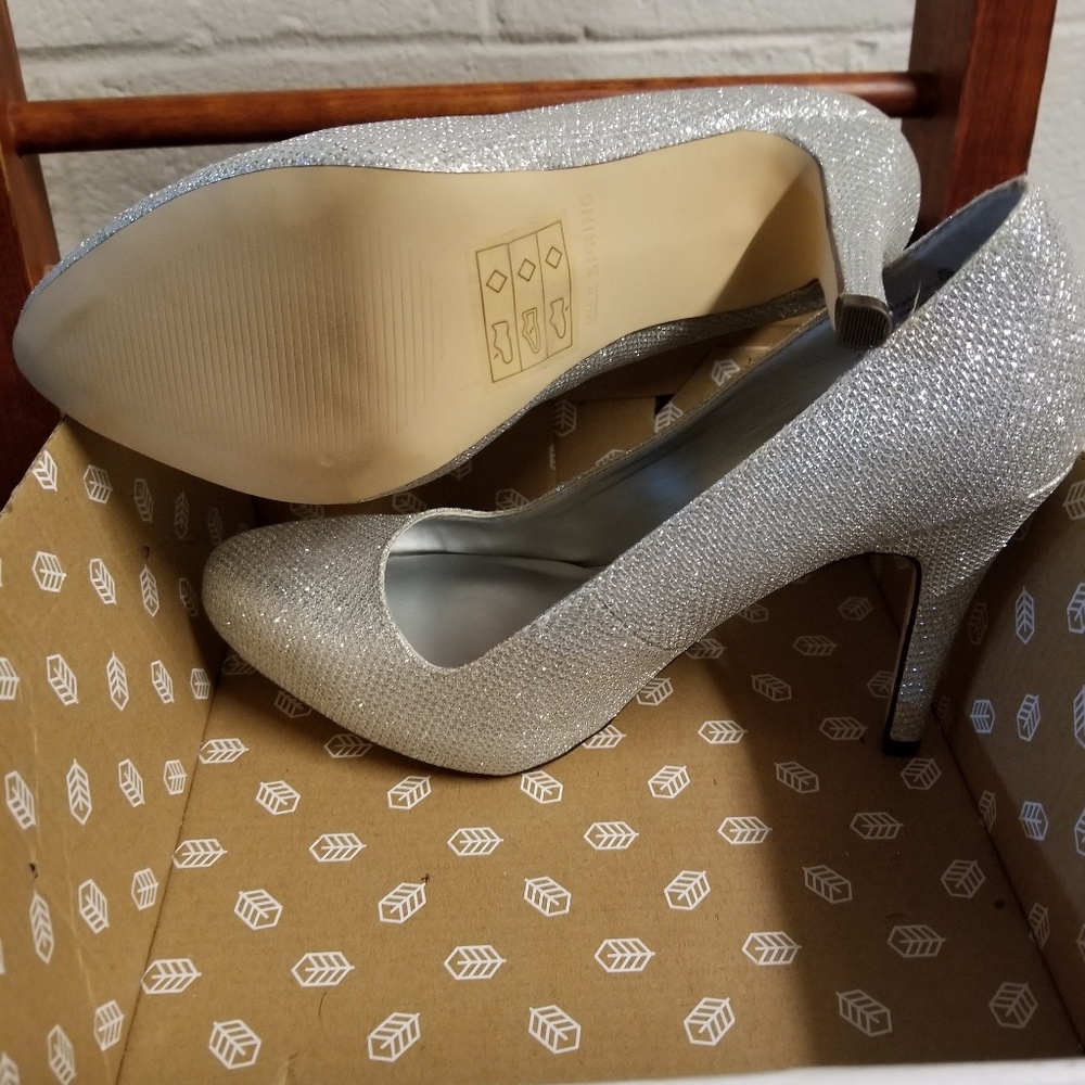 Silver heels - Picture 3 of 5